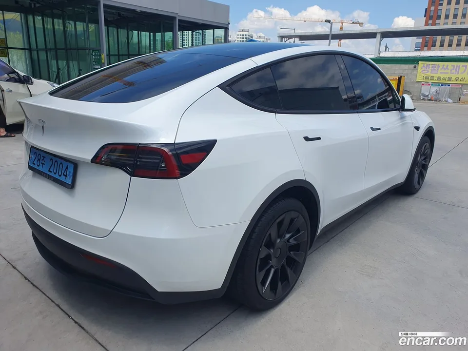 Tesla Model Y RWD 2023 — миниатюра 2