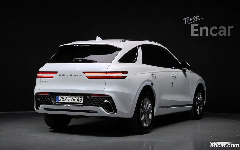 Genesis GV70 2.5T 2WD 2023 — миниатюра 2