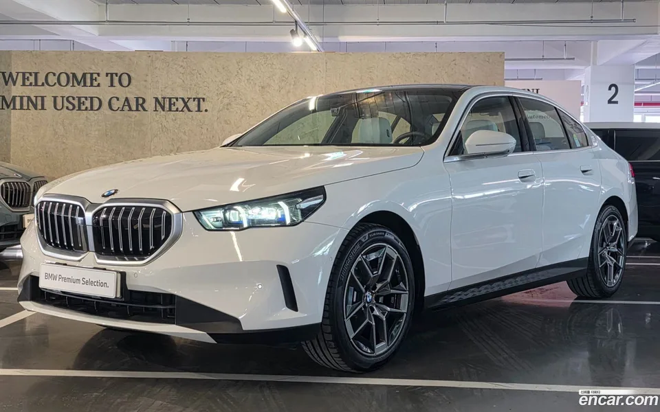 BMW 5 Series 520i 2025 — фото 1, купить с доставкой в Москву