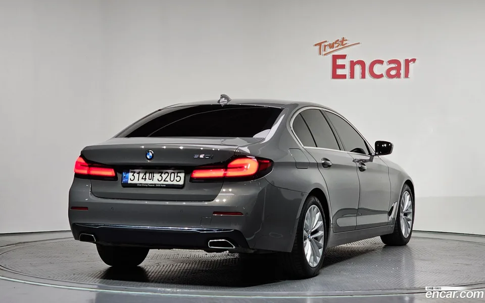BMW 5 Series 520i 2022 — миниатюра 2