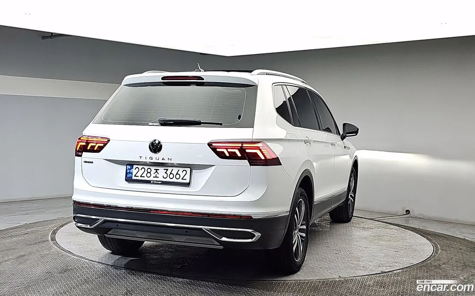 Volkswagen Tiguan Allspace 2.0 TSI 2023 — миниатюра 3