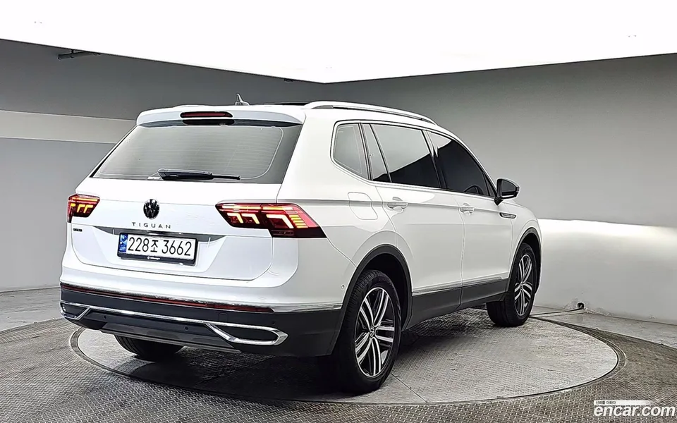 Volkswagen Tiguan Allspace 2.0 TSI 2023 — миниатюра 4