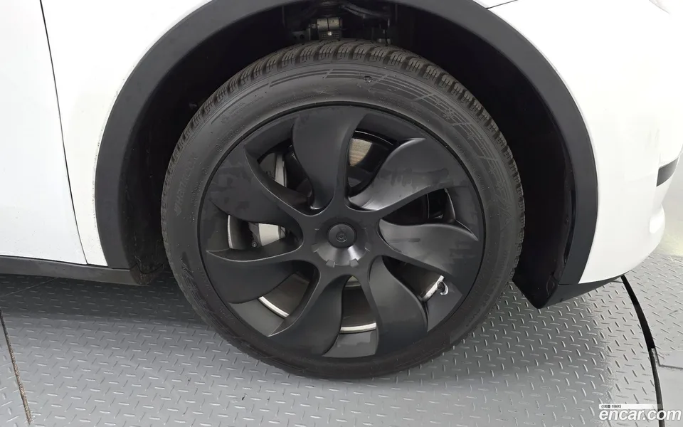 Tesla Model Y RWD 2024 — миниатюра 5