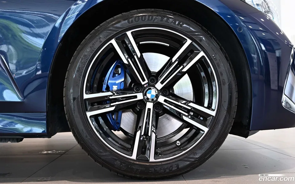 BMW 3 Series 320i M 2025 — миниатюра 5