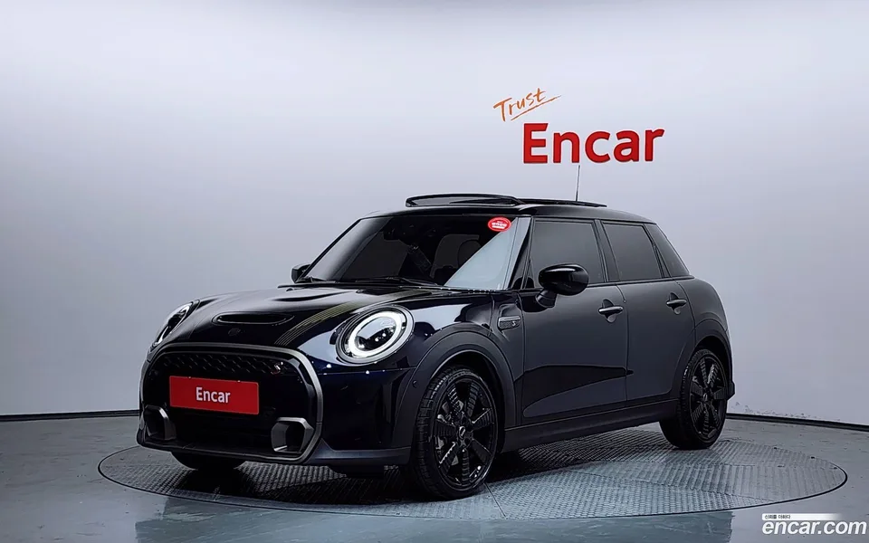 MINI Cooper S 5 2023 — фото 1, купить с доставкой в Москву