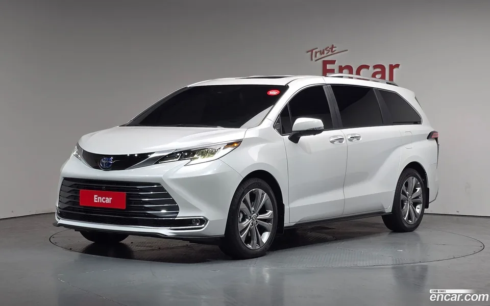Toyota Sienna 2.5 2WD 2025 — фото 1, купить с доставкой в Москву