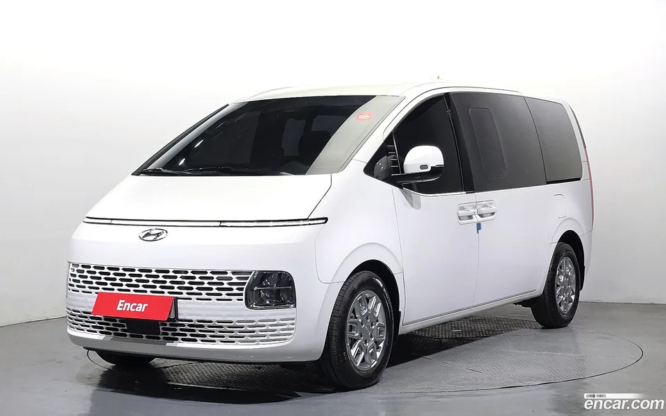 Hyundai Staria 5 2023 — фото 1, купить с доставкой в Москву