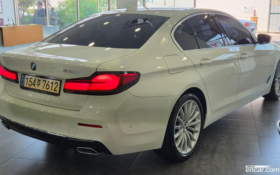 BMW 5 Series 530i 2023 — миниатюра 2