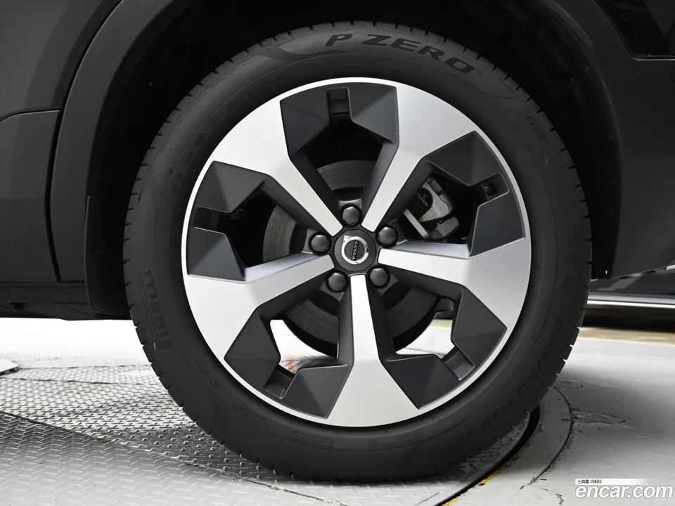 Volvo XC40 B4 2025 — миниатюра 5