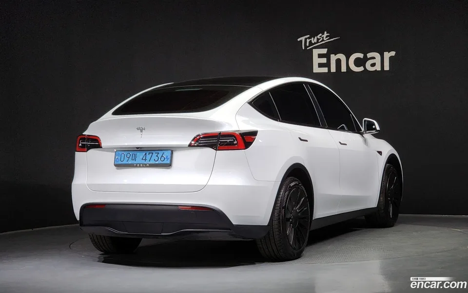 Tesla Model Y RWD 2023 — миниатюра 2