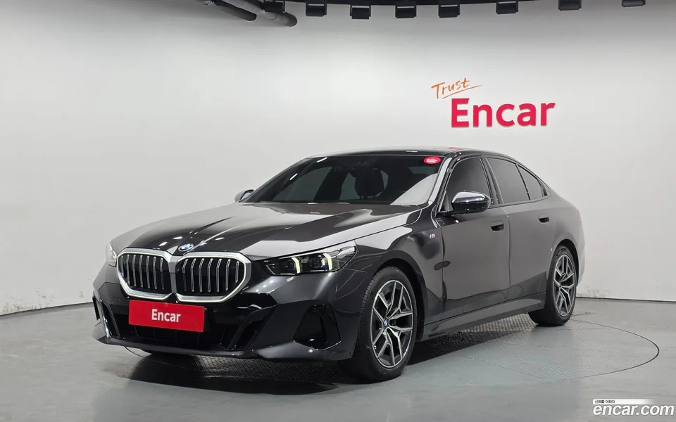 BMW 5 Series 520i M 2023 — фото 1, купить с доставкой в Москву