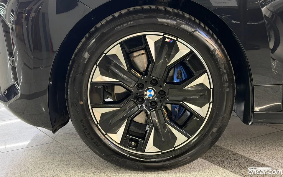 BMW iX xDrive45 M 2025 — миниатюра 5