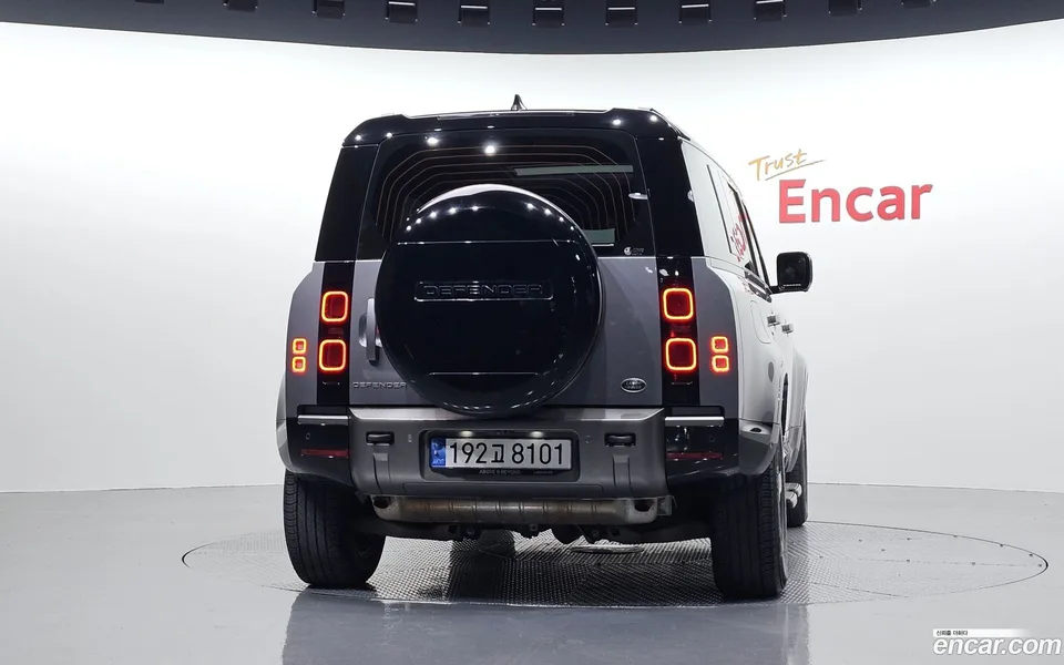 Land Rover Defender 110 P300 X- SE 2023 — миниатюра 4