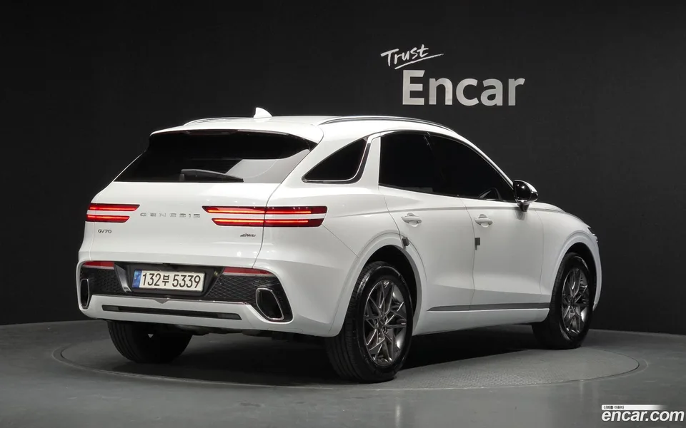 Genesis GV70 2.5T AWD 2023 — миниатюра 2