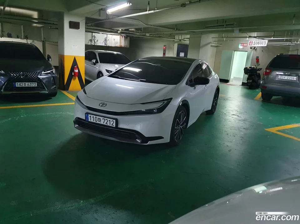 Toyota Prius 2.0 XLE 2024 — миниатюра 3