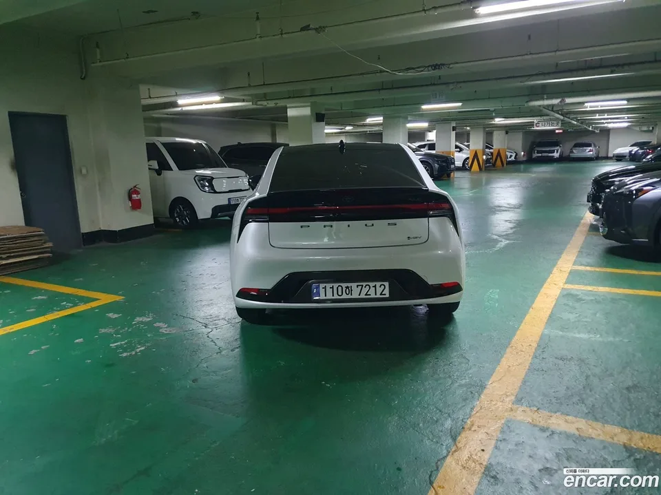 Toyota Prius 2.0 XLE 2024 — миниатюра 5