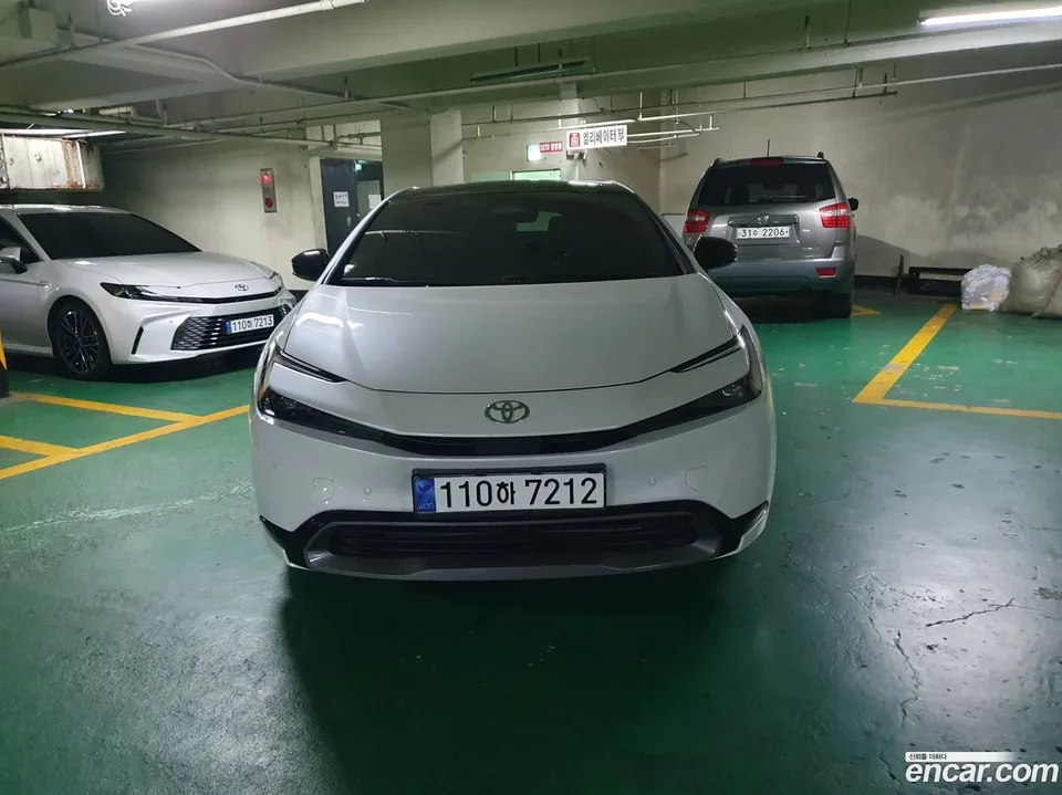 Toyota Prius 2.0 XLE 2024 — фото 1, купить с доставкой в Москву