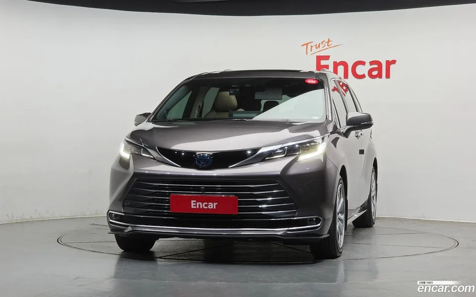 Toyota Sienna 2.5 2WD 2023 — миниатюра 3