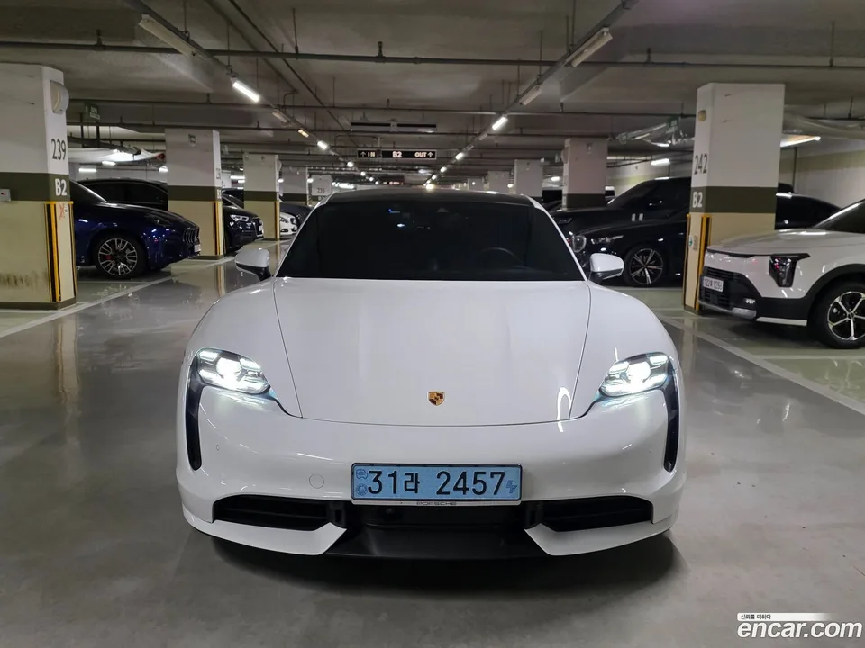 Porsche Taycan 2022 — миниатюра 3