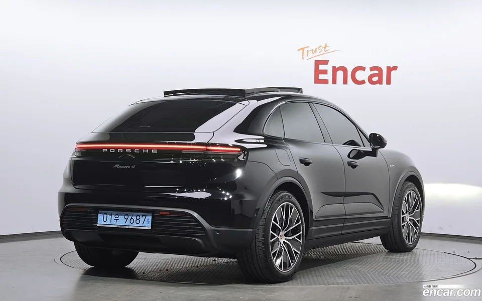 Porsche Macan Electric 4 2025 — миниатюра 2