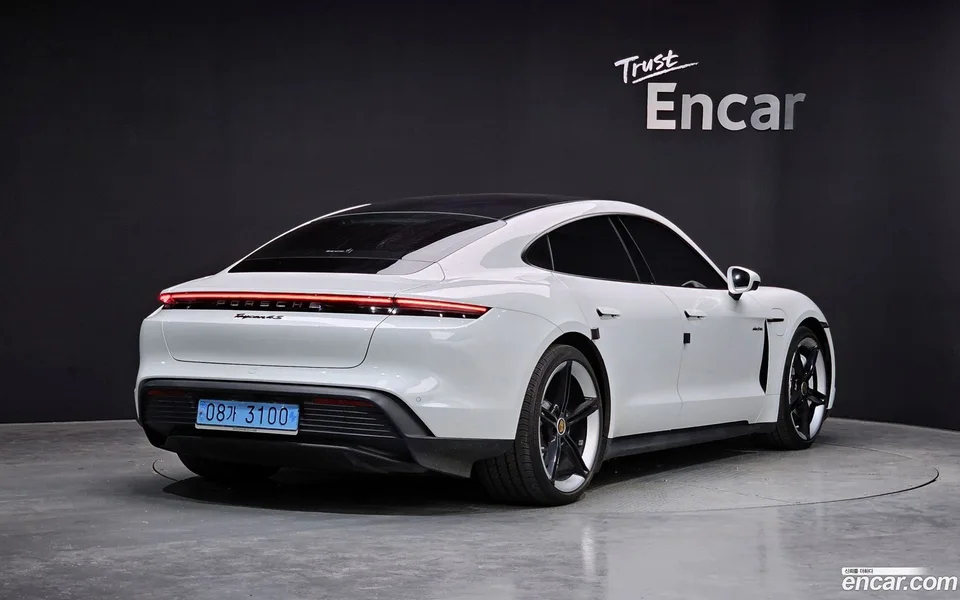 Porsche Taycan 2023 — миниатюра 2