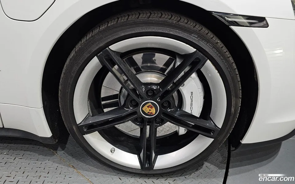 Porsche Taycan 2023 — миниатюра 5