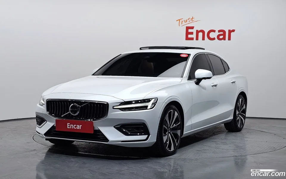 Volvo S60 B5 2024 — фото 1, купить с доставкой в Москву