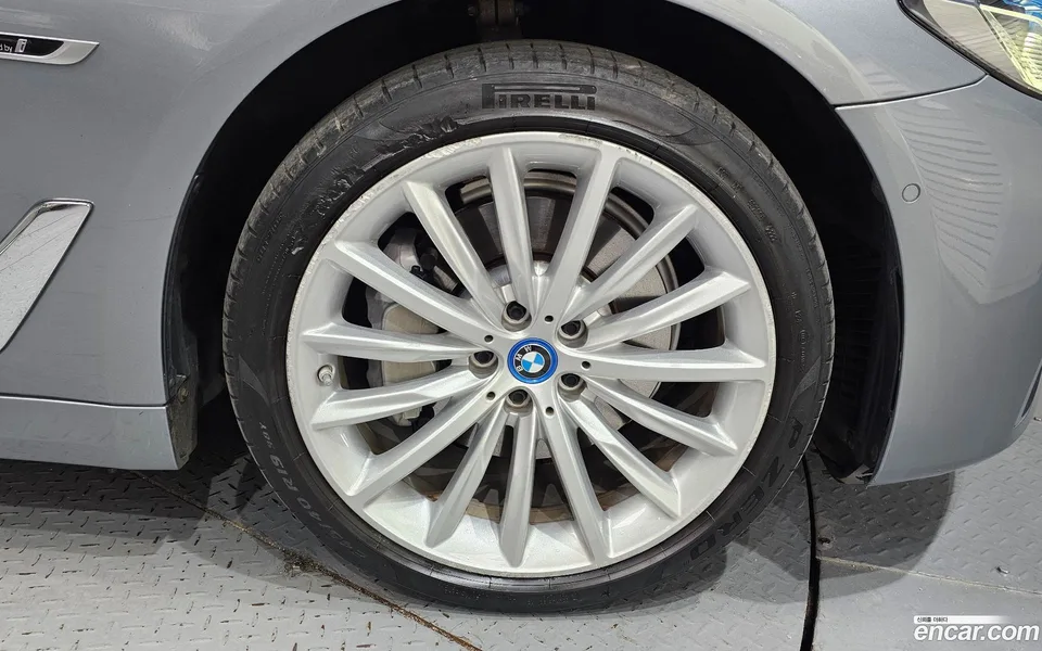 BMW 5 Series 530e 2022 — миниатюра 5