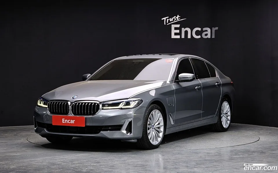 BMW 5 Series 530e 2022 — фото 1, купить с доставкой в Москву