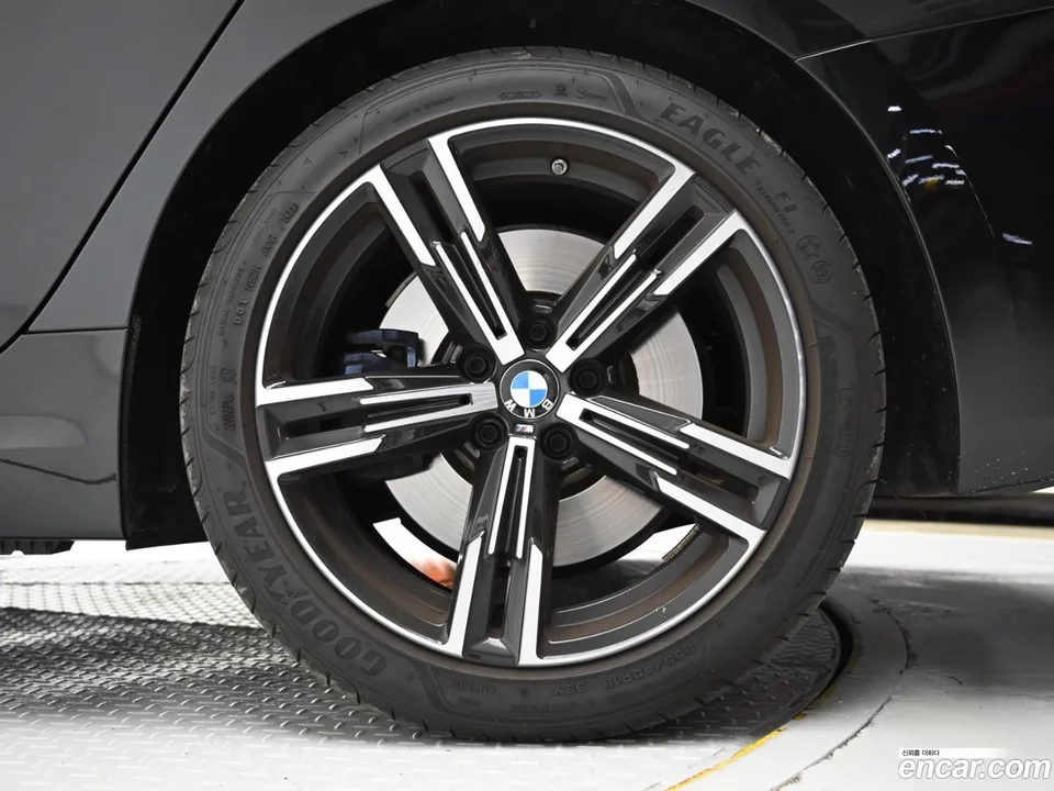 BMW 3 Series 320i M 2023 — миниатюра 5