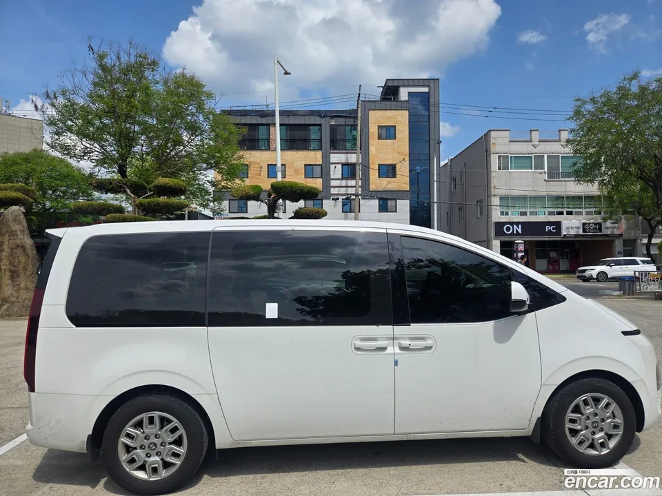 Hyundai Staria 9 2025 — фото 1, купить с доставкой в Москву