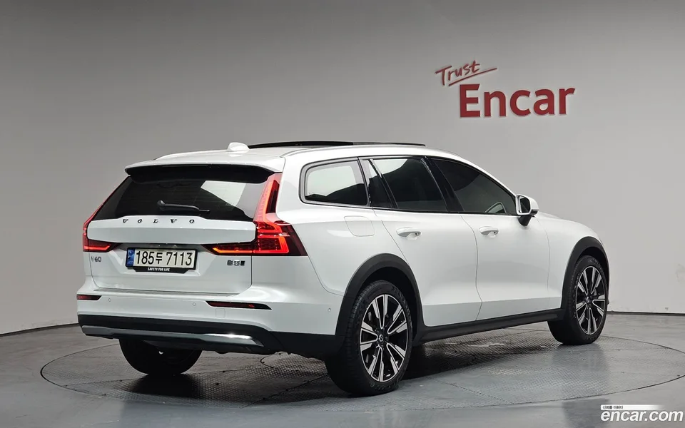 Volvo V60 Cross Country B5 AWD 2024 — миниатюра 2