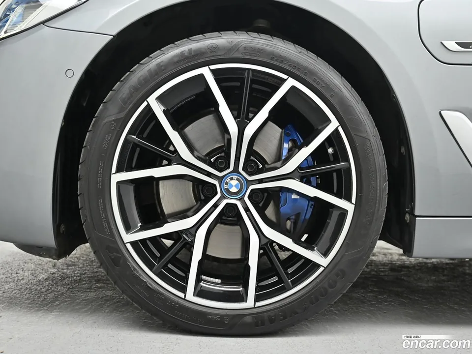 BMW 5 Series 530e M 2023 — миниатюра 5