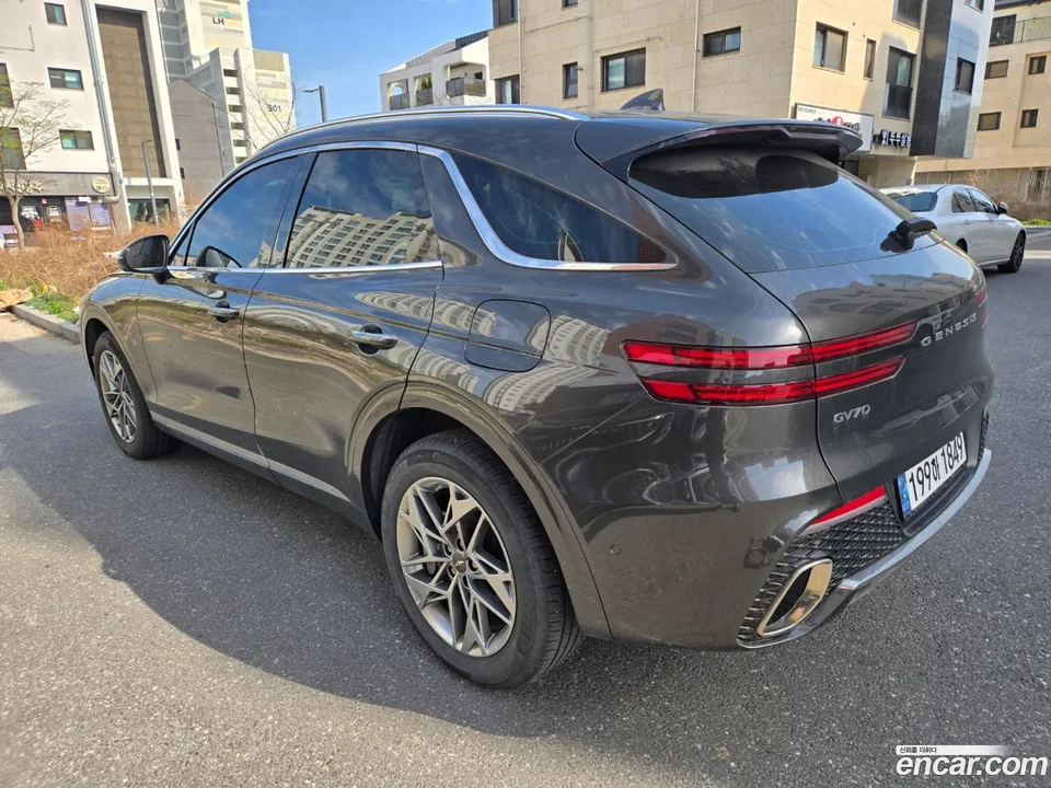 Genesis GV70 2.5T 2WD 2024 — миниатюра 2