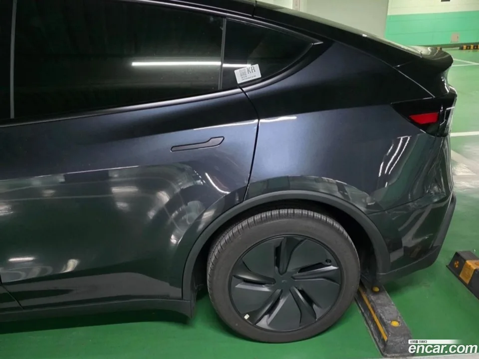 Tesla Model Y AWD 2025 — миниатюра 2