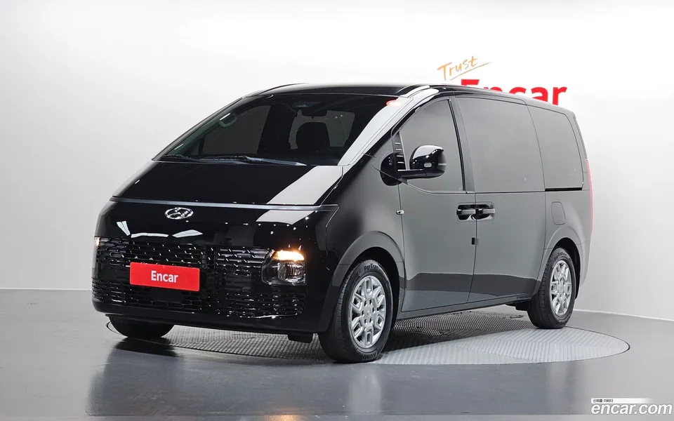Hyundai Staria 9 2023 — фото 1, купить с доставкой в Москву