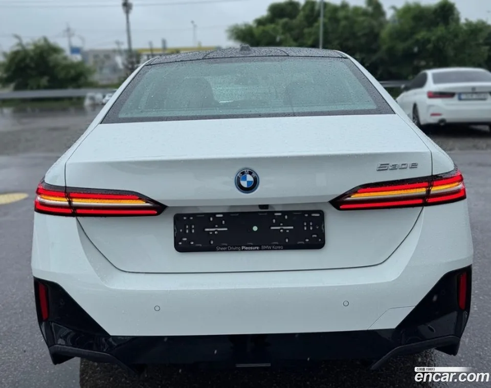 BMW 5 Series 530e M 2025 — миниатюра 2