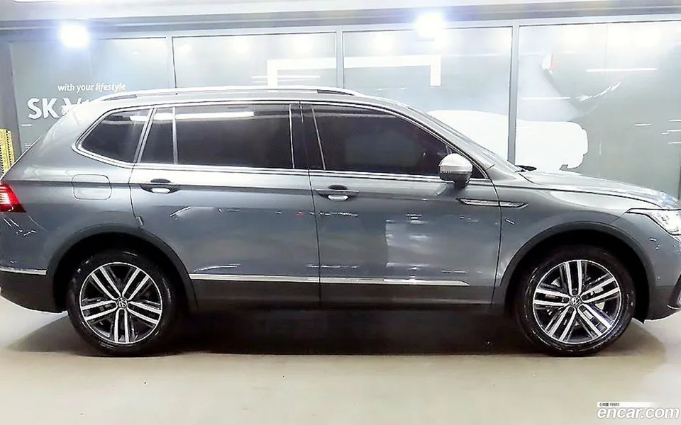 Volkswagen Tiguan Allspace 2.0 TSI 2023 — миниатюра 3