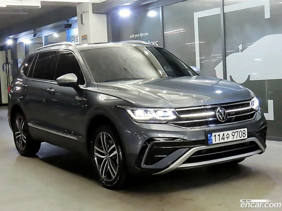 Volkswagen Tiguan Allspace 2.0 TSI 2023 — фото 1, купить с доставкой в Москву