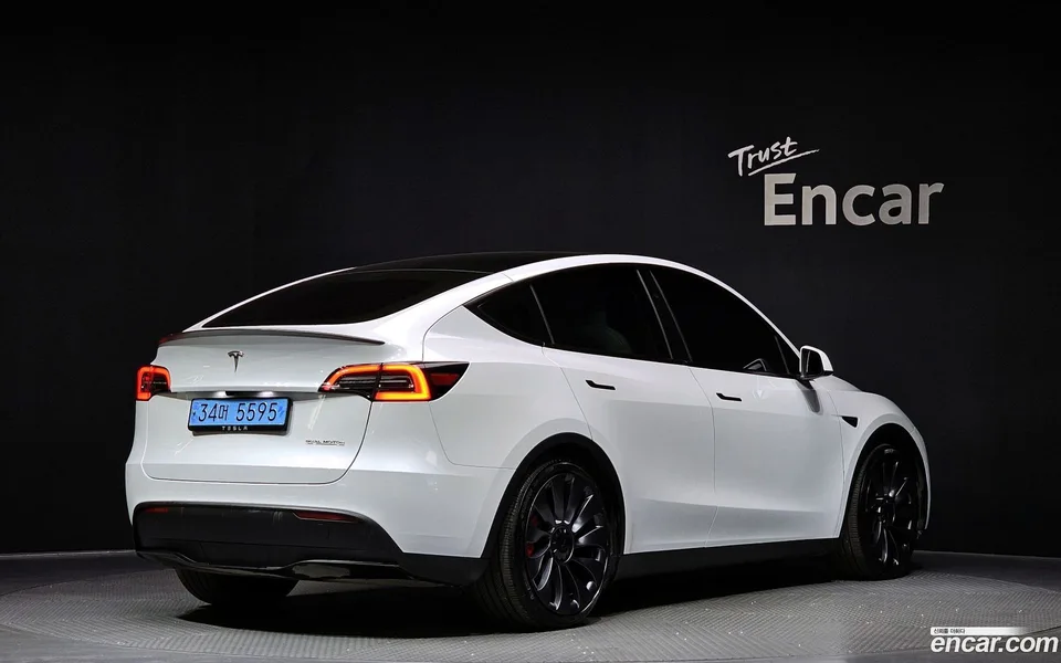 Tesla Model Y AWD 2024 — миниатюра 2