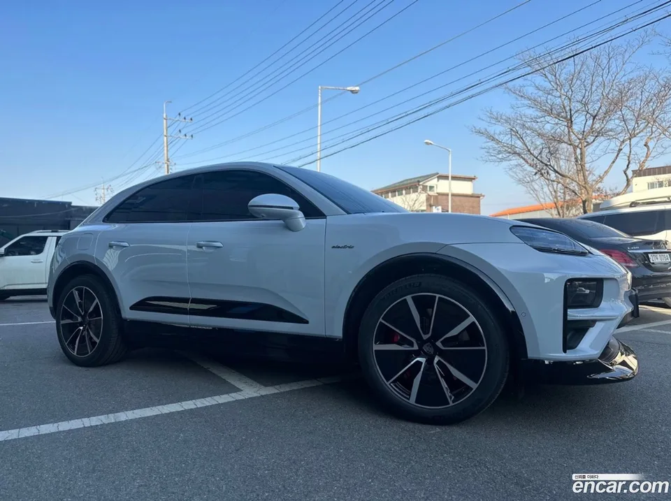 Porsche Macan Electric 2025 — миниатюра 2