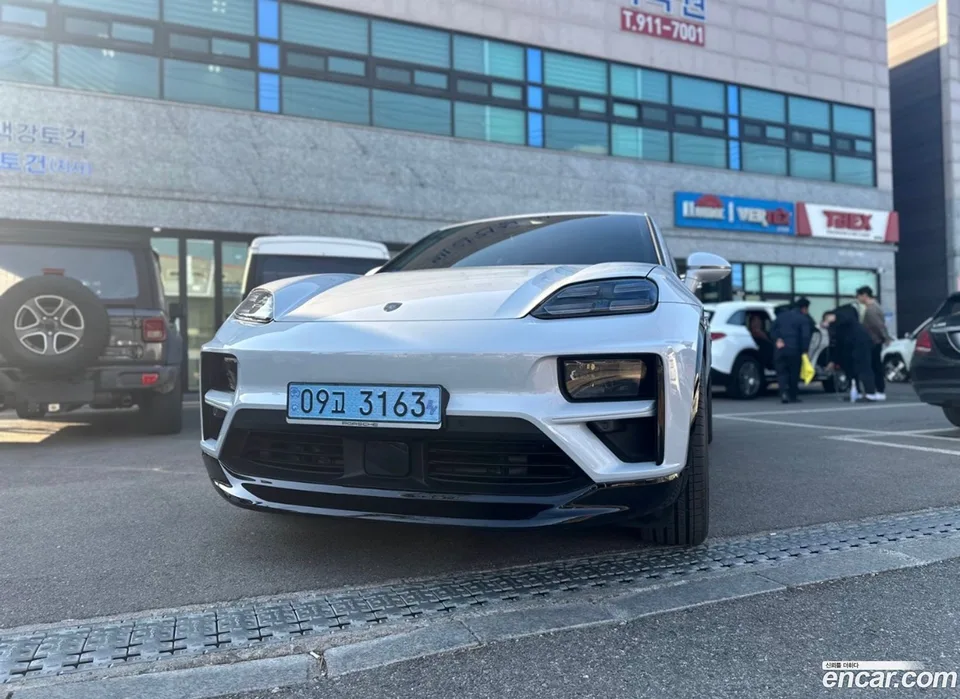 Porsche Macan Electric 2025 — миниатюра 3