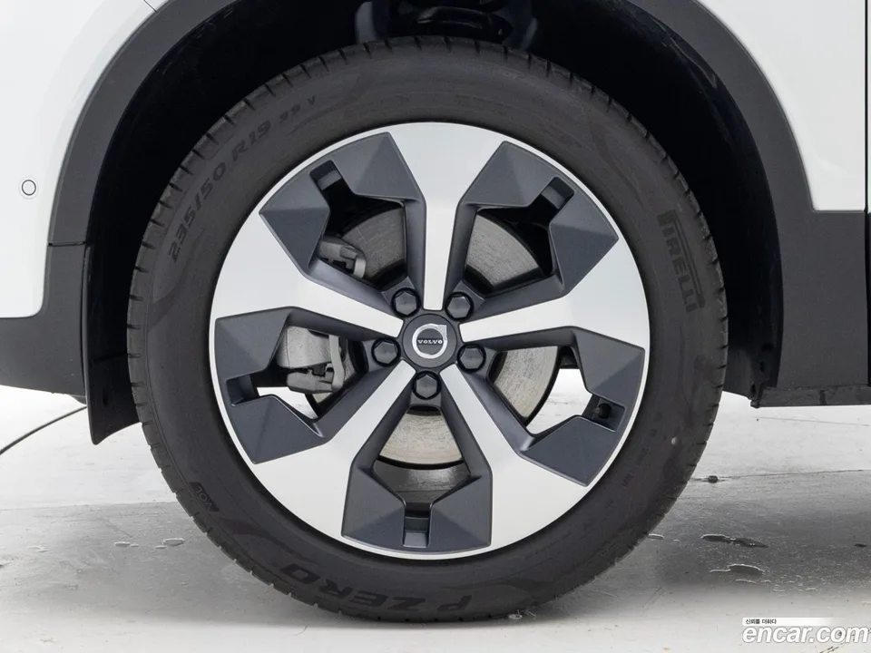 Volvo XC40 B4 2025 — миниатюра 5