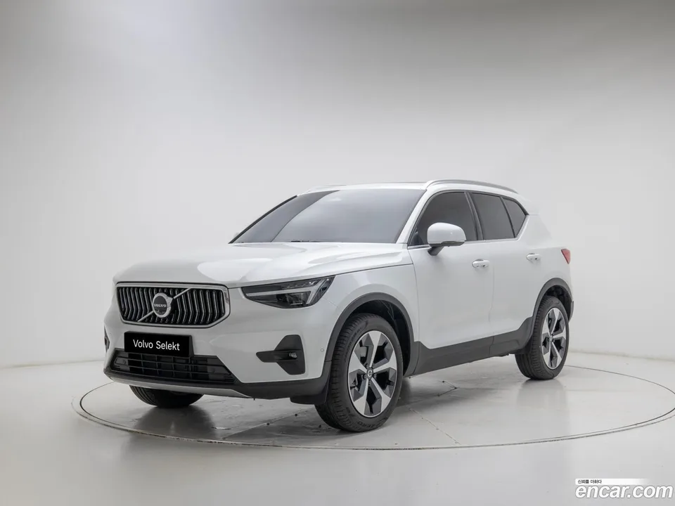 Volvo XC40 B4 2025 — фото 1, купить с доставкой в Москву