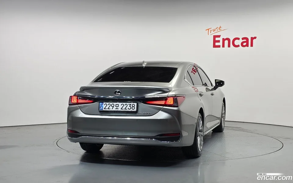 Lexus ES 300h 2025 — миниатюра 4