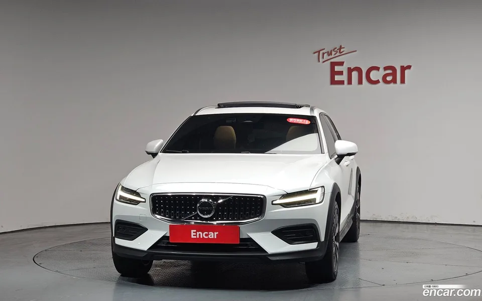 Volvo V60 Cross Country B5 AWD 2024 — миниатюра 3
