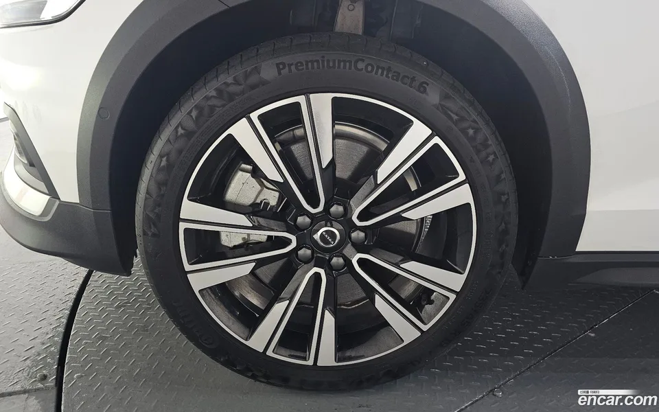 Volvo V60 Cross Country B5 AWD 2024 — миниатюра 5
