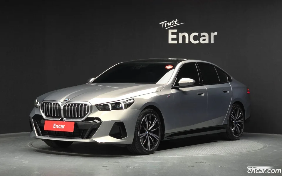 BMW 5 Series 530i xDrive M 2025 — фото 1, купить с доставкой в Москву