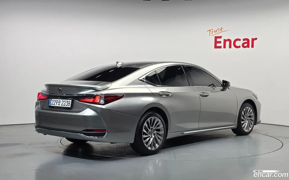 Lexus ES 300h 2025 — миниатюра 2