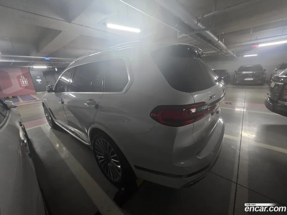 BMW X7 xDrive 40i 7 2022 — фото 1, купить с доставкой в Москву
